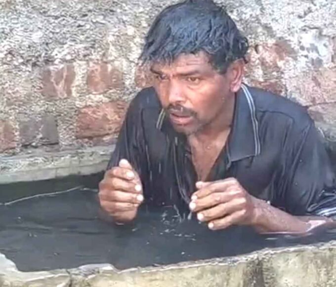 मधुमक्खियों का युवक पर हमला, आधा