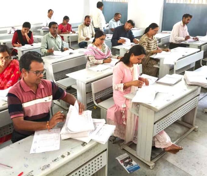 10-12 वीं की 82899 कापियों का