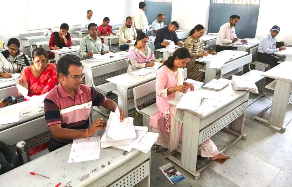 10-12 वीं की 82899 कापियों का