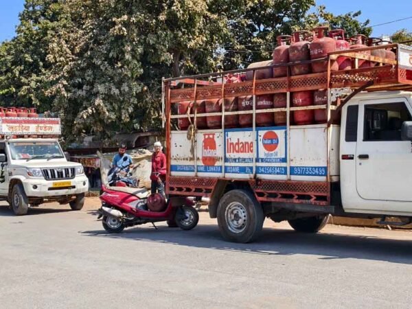 अफवाहों ने खड़ा किया