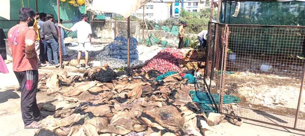 मंडी के गोदाम में लगी आग, लहसुन