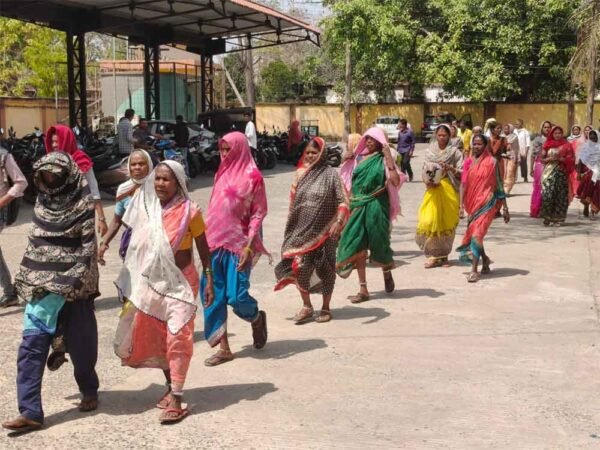 गांव में गहराया जल संकट, ग्रामीणों