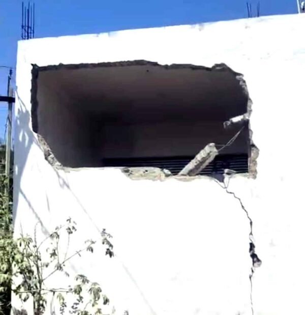 दीवार गिरने से महिला