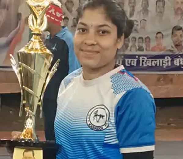 गरीबी और संघर्ष के बीच चमकी राखी