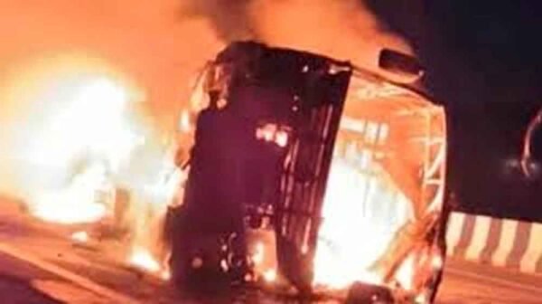 चलती स्लीपर बस बनी आग का गोला,