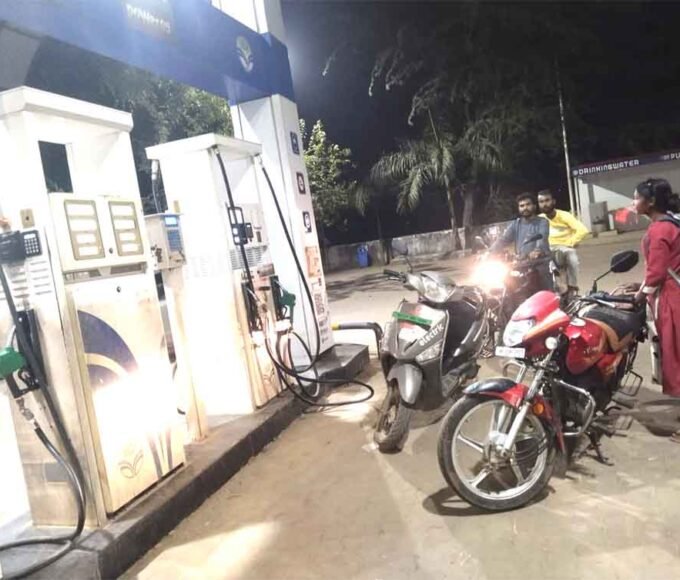 डीजल-पेट्रोल की कमी से परेशान हो