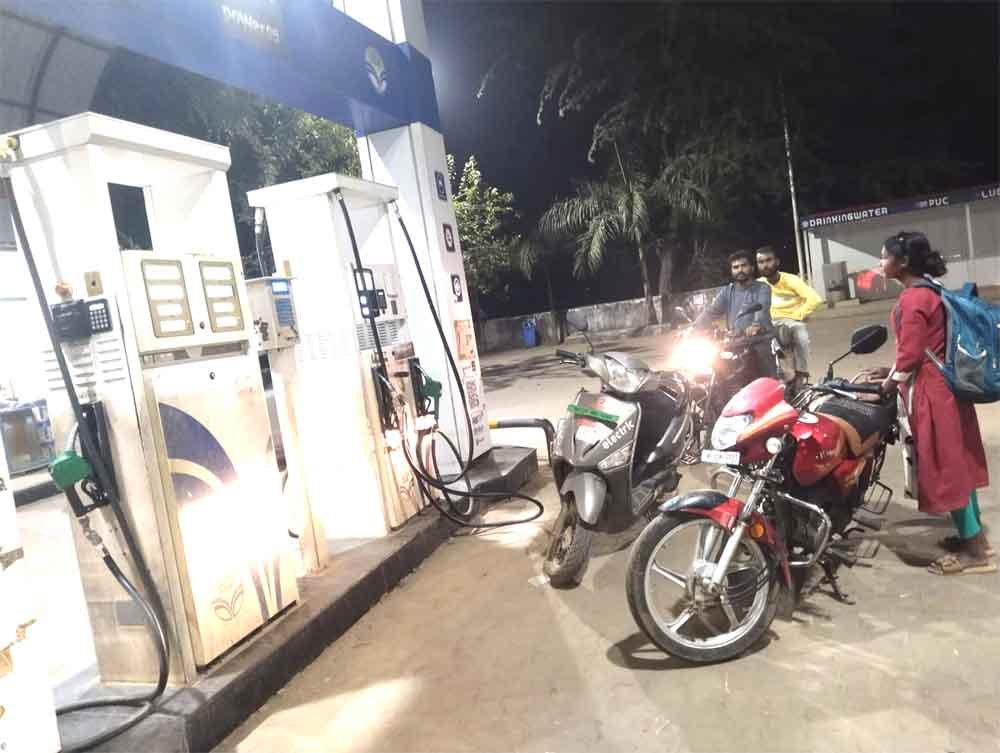 डीजल-पेट्रोल की कमी से परेशान हो