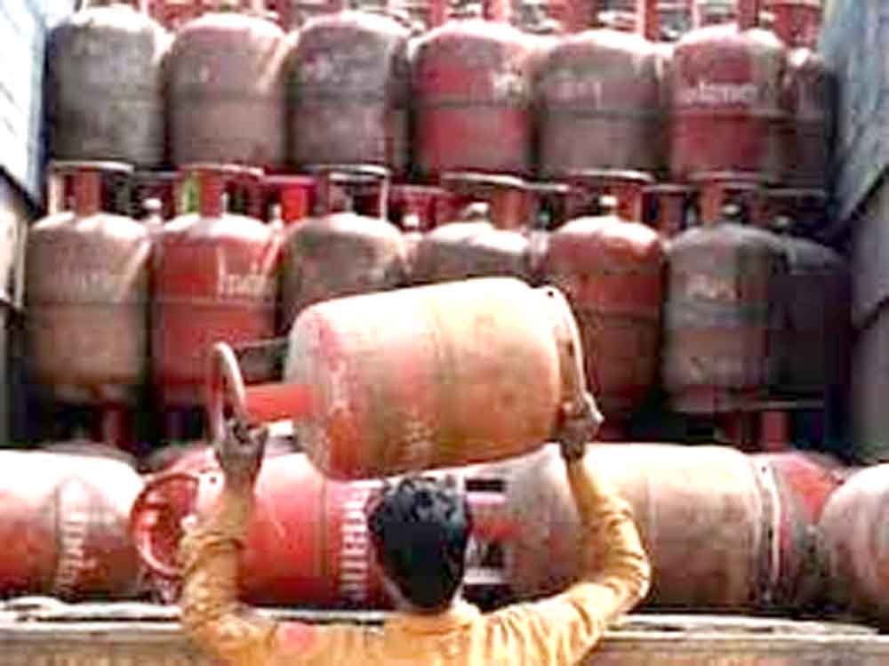 एलपीजी सिलेंडर को लेकर मचा