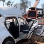 तेज रफ्तार कार खड़ी क्रेन से टकराई