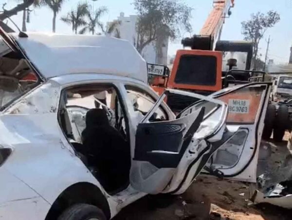 तेज रफ्तार कार खड़ी क्रेन से टकराई