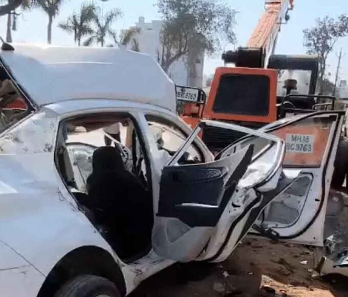 तेज रफ्तार कार खड़ी क्रेन से टकराई