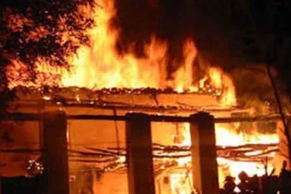 प्लास्टिक गोदाम में