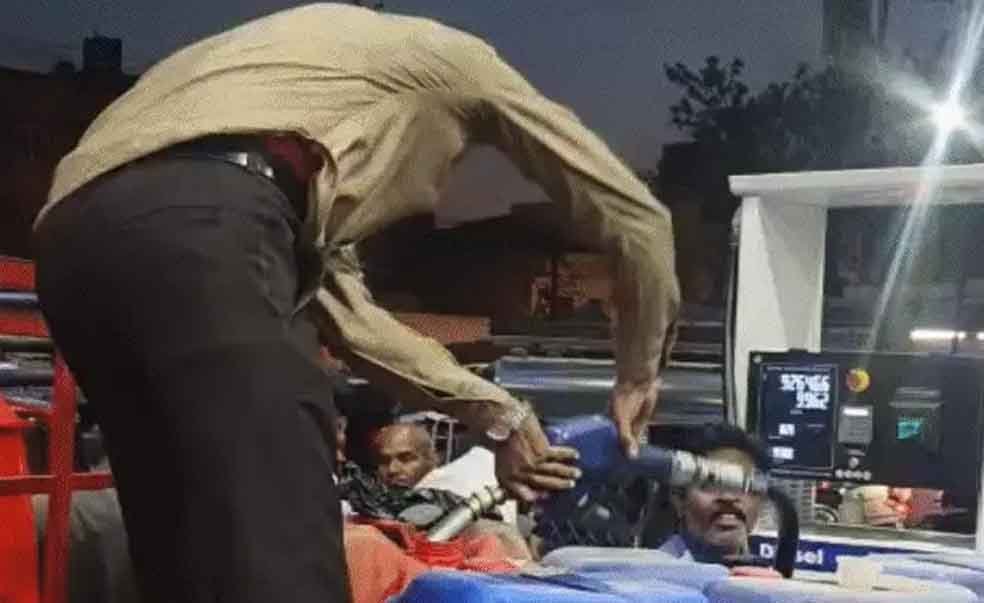 अफवाह से मचा हड़कंप: पेट्रोल पंपों पर