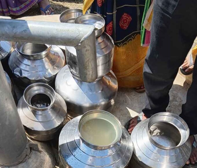 हैंडपंप से निकल रहे कीड़े, दो गांवों के