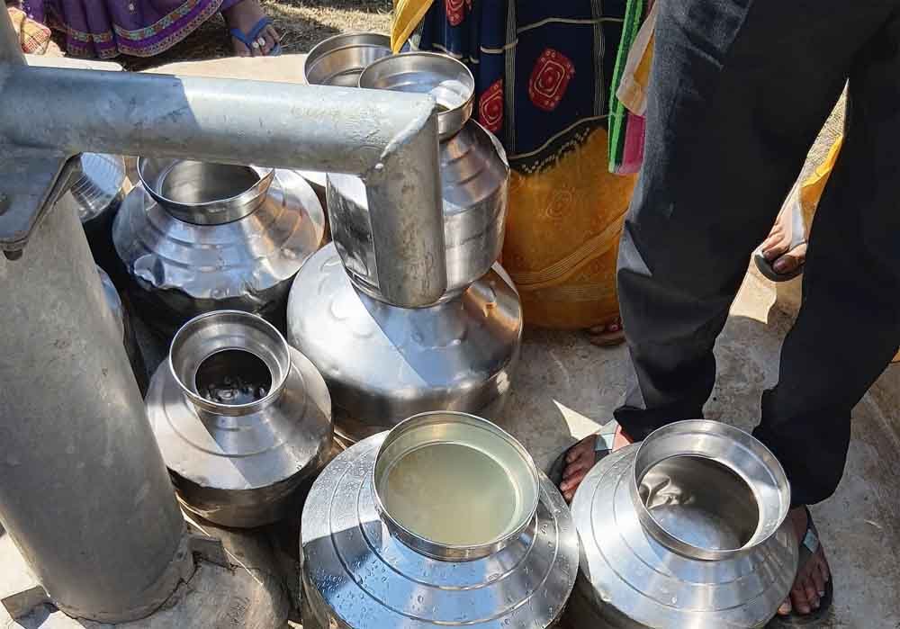 हैंडपंप से निकल रहे कीड़े, दो गांवों के