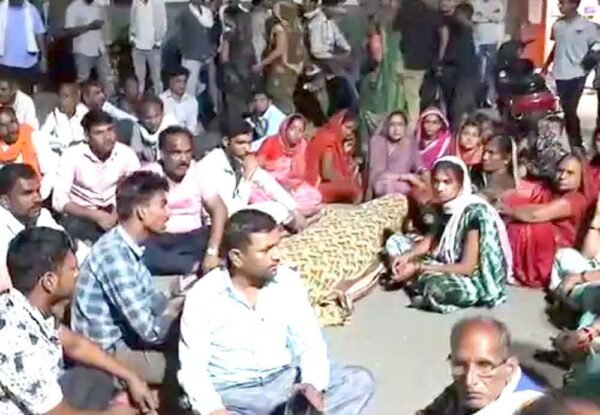 युवक की मौत पर हंगामा: सड़क