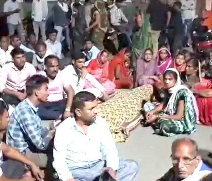 युवक की मौत पर हंगामा: सड़क