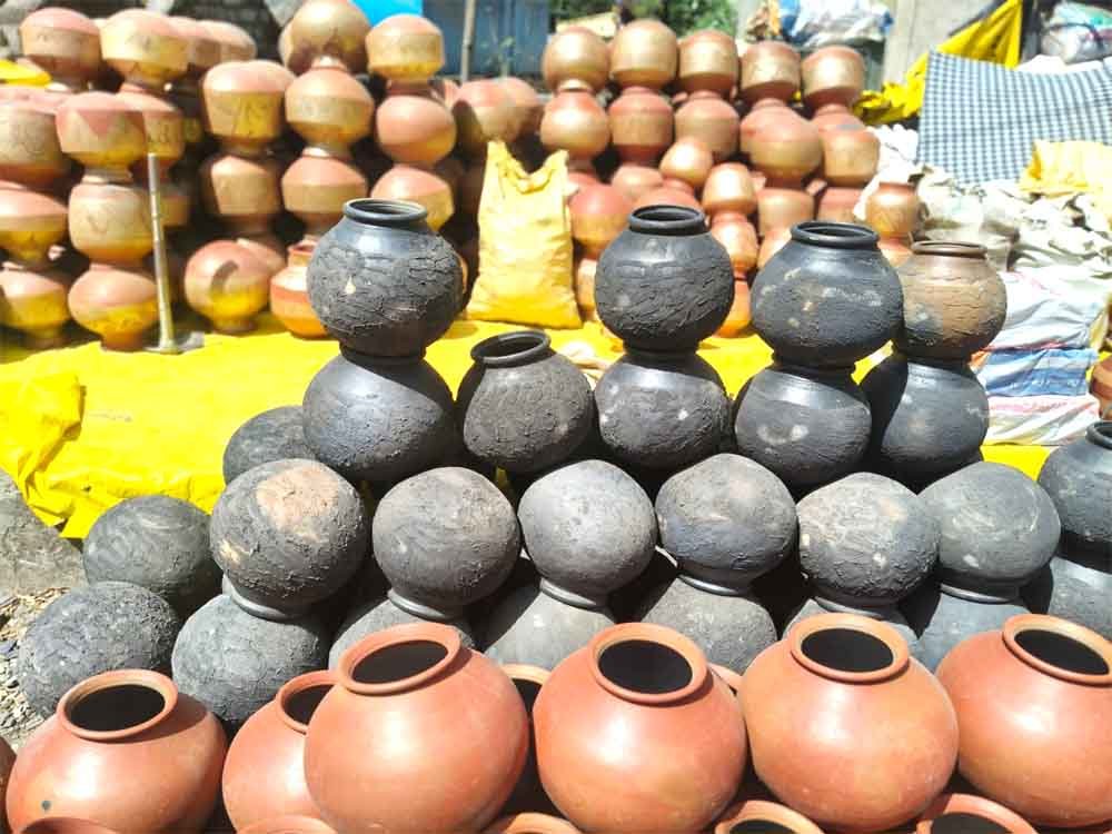 देसी फ्रिज पर संकट: मटकों की दुकानों