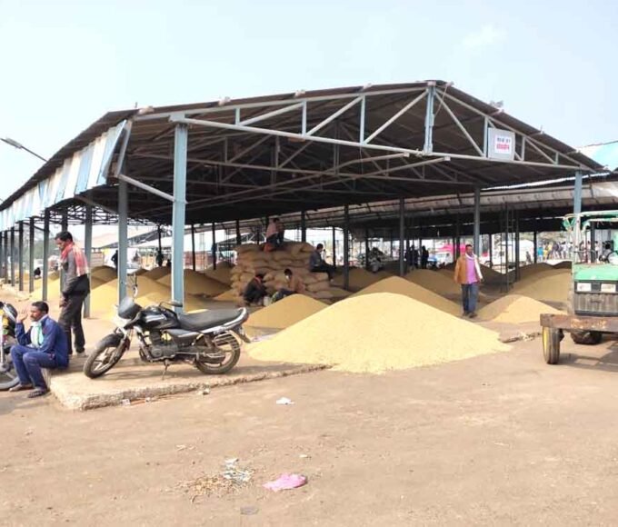 कृषि उपज मंडी 4 दिन बंद: किसानों को