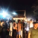 सड़क किनारे खड़े ट्रक में घुसी बाइक