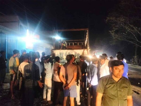 सड़क किनारे खड़े ट्रक में घुसी बाइक