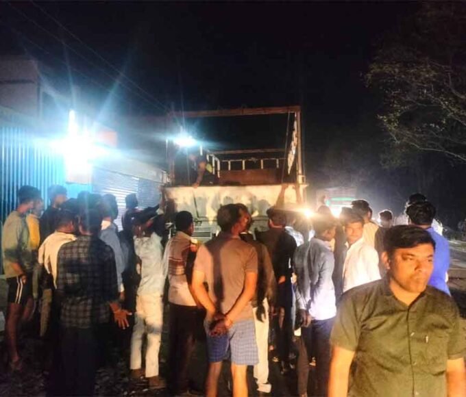 सड़क किनारे खड़े ट्रक में घुसी बाइक