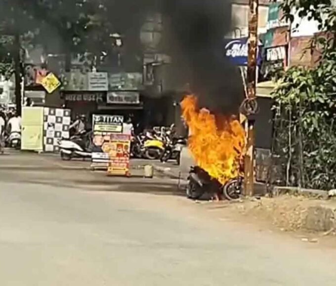 चलती कार में लगी आग, महिला की