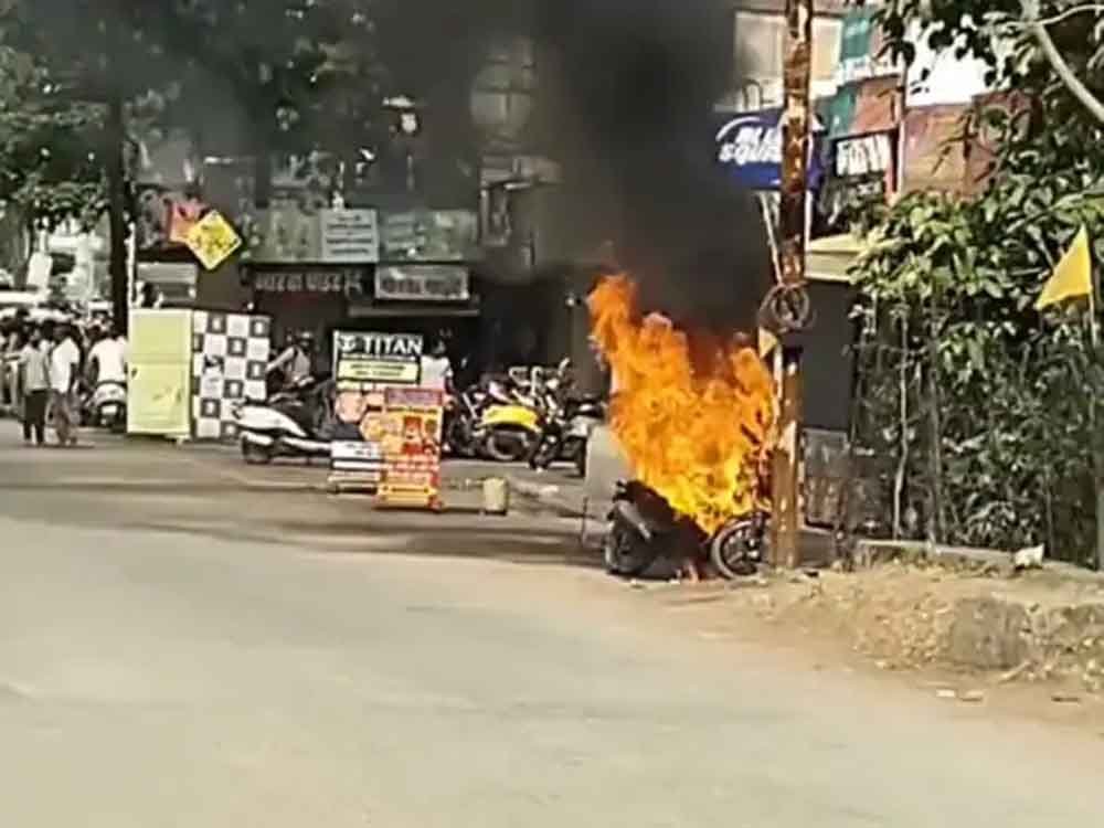 खड़ी बाइक में लगी भीषण आग, धमाके