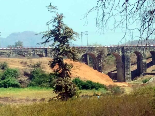 तीसरी लाइन निर्माण के बीच शासकीय