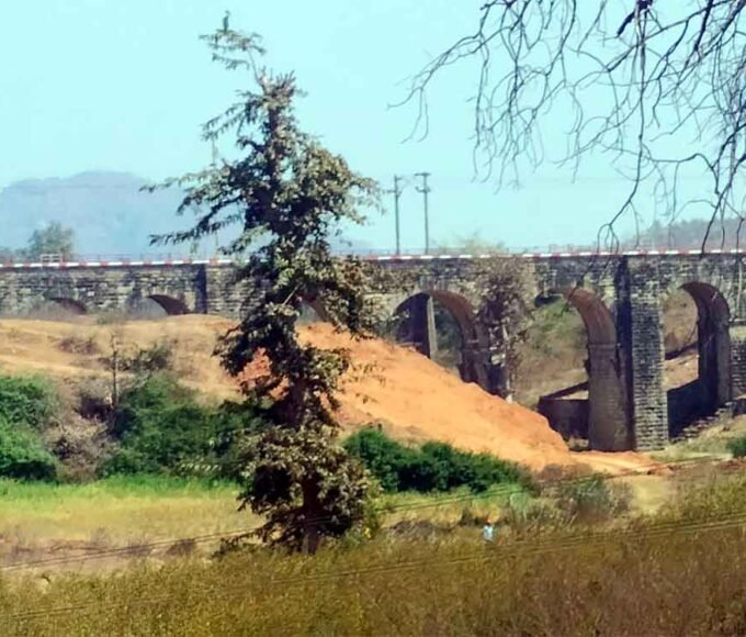 तीसरी लाइन निर्माण के बीच शासकीय