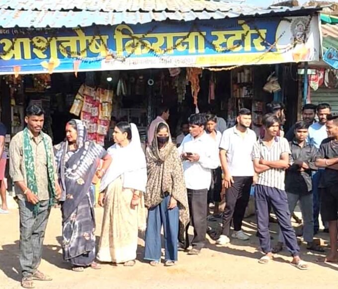 अनियंत्रित ट्रक ने