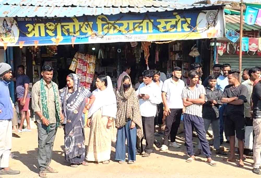 अनियंत्रित ट्रक ने