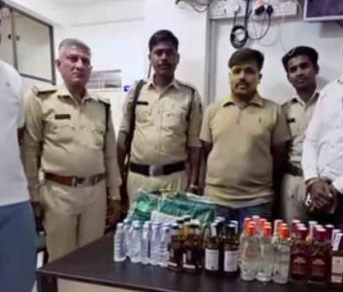 अवैध रूप से शराब बेचते युवक को