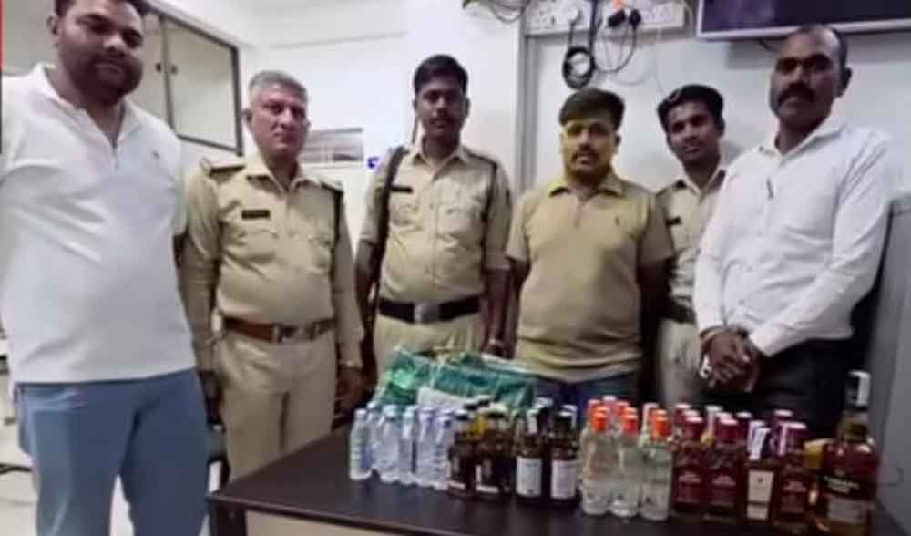 अवैध रूप से शराब बेचते युवक को