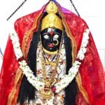 ऊंचे पहाड़ पर विराजित