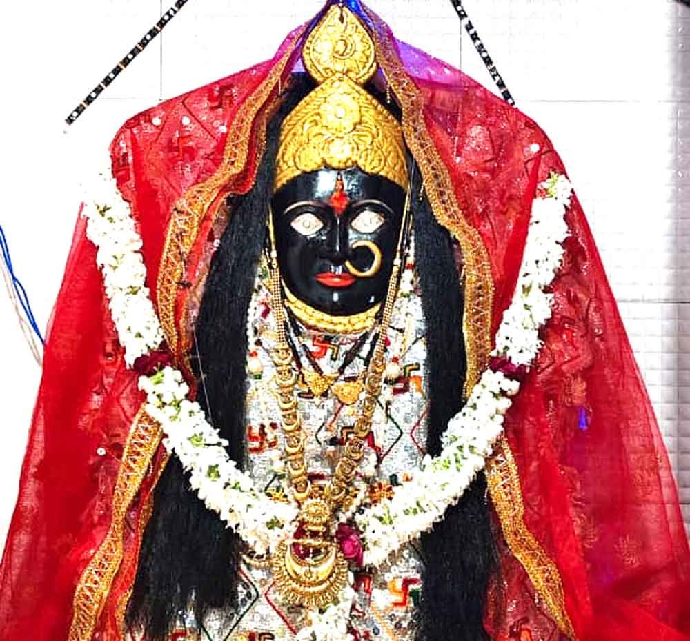 ऊंचे पहाड़ पर विराजित