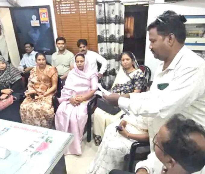 अध्यक्ष का प्रभार लेने