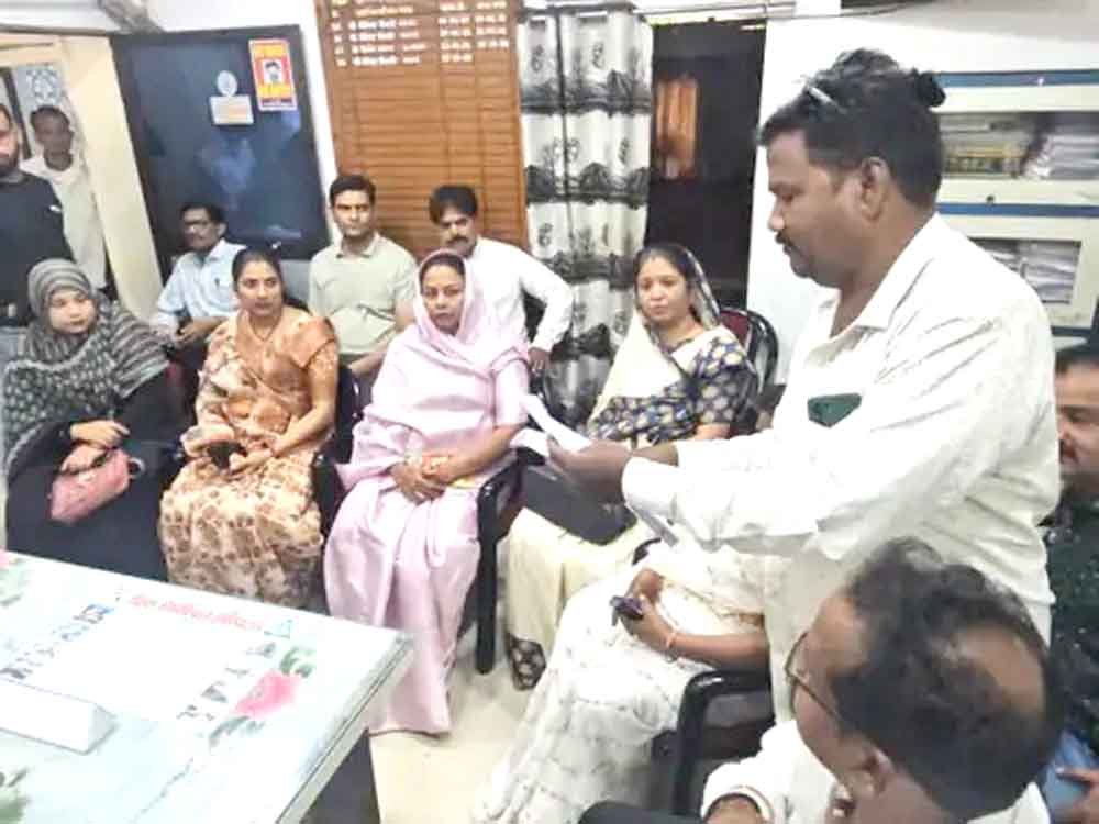 अध्यक्ष का प्रभार लेने