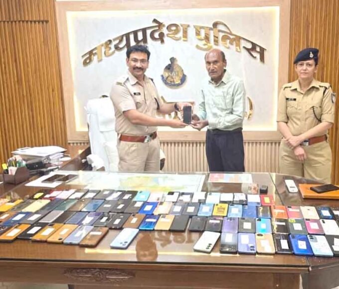पुलिस ने लौटाए 80 लाख के 635 गुम