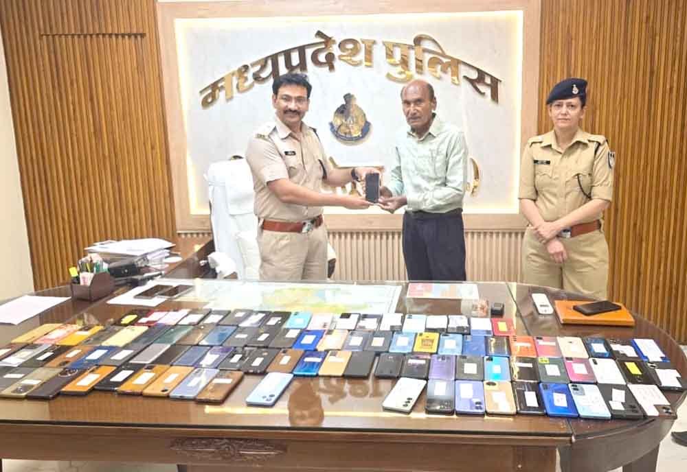 पुलिस ने लौटाए 80 लाख के 635 गुम