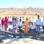 3 किमी दूर से पानी ला रहे ग्रामीण,