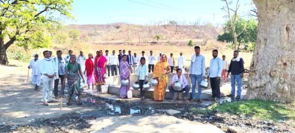 3 किमी दूर से पानी ला रहे ग्रामीण,