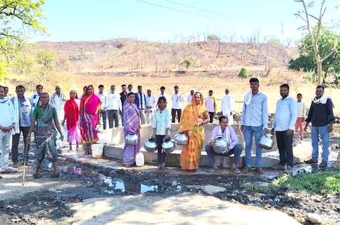 3 किमी दूर से पानी ला रहे ग्रामीण,