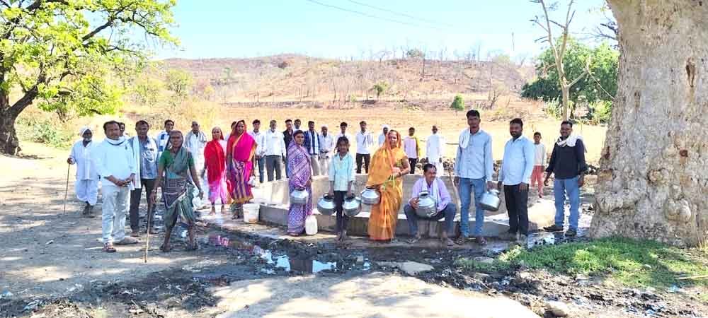 3 किमी दूर से पानी ला रहे ग्रामीण,