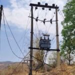 15 दिन से अंधेरे में डूबा गांव, ट्रांसफार्मर