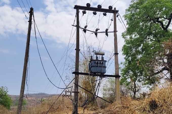 15 दिन से अंधेरे में डूबा गांव, ट्रांसफार्मर