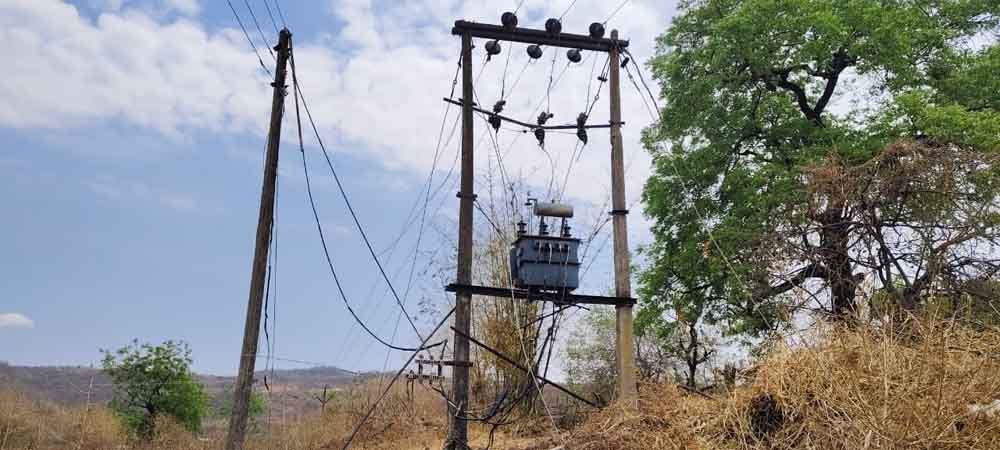 15 दिन से अंधेरे में डूबा गांव, ट्रांसफार्मर