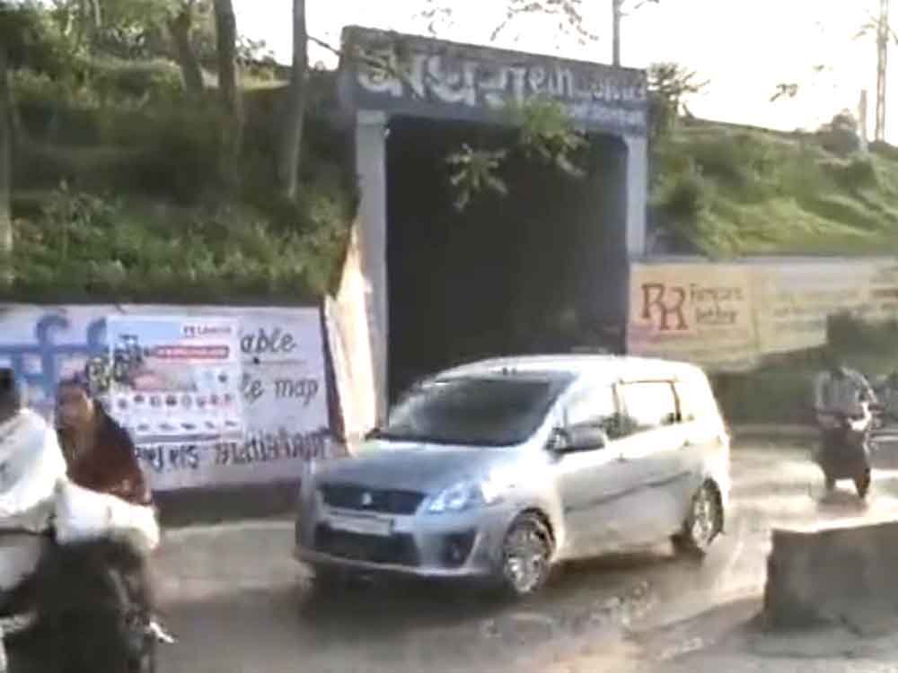 रेलवे अंडर ब्रिज बंद होने से